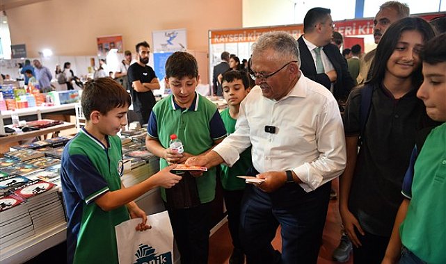 Başkan Büyükkılıç, 7'nci Kayseri Kitap Fuarı'nı ziyaret etti