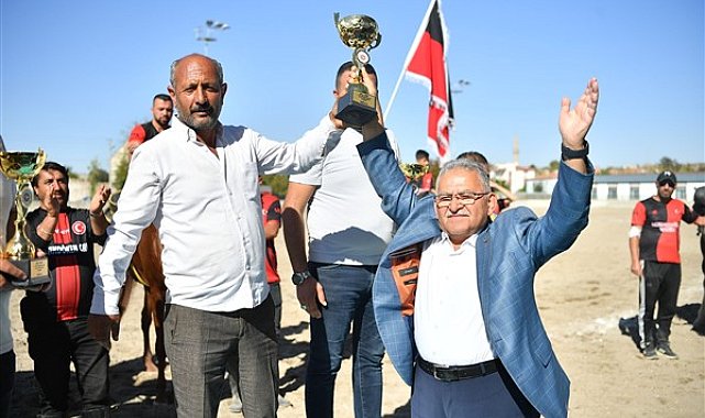 Başkan Büyükkılıç, Atlı Cirit 1. Lig Müsabakaları’nın ödül törenine katıldı