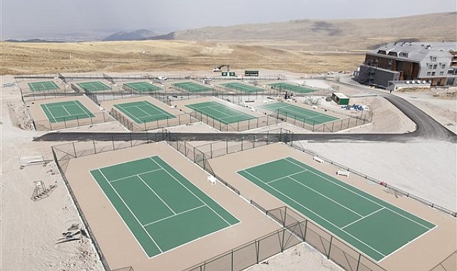 Başkan Büyükkılıç, Erciyes’te yapımı devam eden tenis kortları çalışmaları inceledi