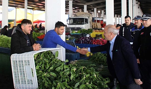 Başkan Esen, Çarşamba Pazarı’nda esnaf ve vatandaş ile buluştu