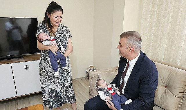 Başkan Sezer'den ikiz bebeklere hoş geldin sürprizi