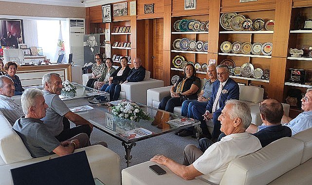Başkan Topaloğlu'na okul arkadaşlarından ziyaret