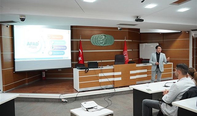 Bornova Belediyesi çalışanlarına 'Temel Afet Bilinci' eğitimi veriliyor