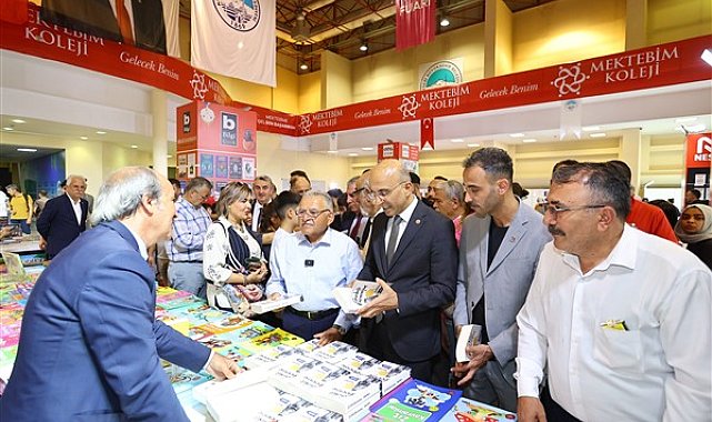 Büyükkılıç, yazar ve kitapseverlerle buluştu