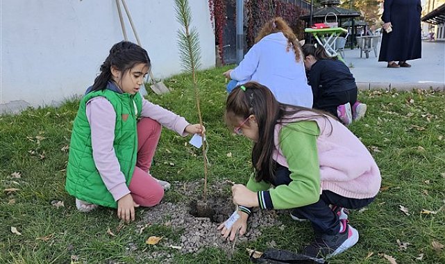 Çankırı'da çocuklar Cumhuriyet'in 101. yılı anısına fidan dikti
