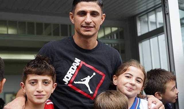Çaykur Rizesporlu futbolcular Benhur Keser ve Emrecan Bulut, öğrencilerle buluştu