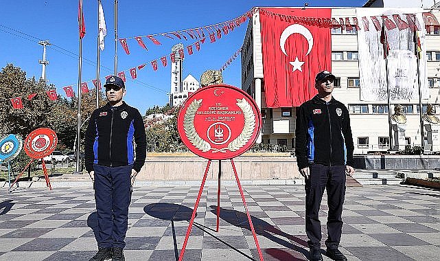 Cumhuriyet Bayramı kutlamaları çelenk sunma ile başladı