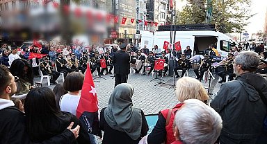 Cumhuriyet Bulvarı Ata'nın sevdiği şarkılarla çınladı