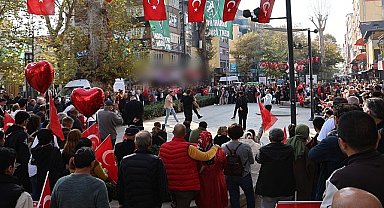 Cumhuriyet Bulvarı'nda zeybek gösterisi