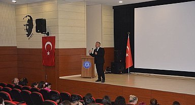 Dekan Prof. Dr. Gültekin yeni iletişimcilere 