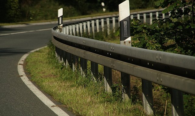 Dinar-Çay yolunda turist otobüsü devrildi: 1’i ağır 20 kişi yaralandı
