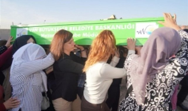 Diyarbakır Büyükşehir Belediyesi Eş Başkanı Bucak, Rojin Kabaiş'in cenazesine katıldı
