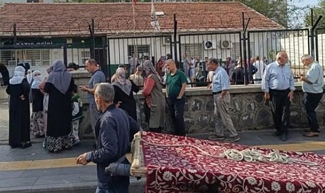 Diyarbakır'da vatandaşlar uygun fiyatlı yağ almak için sıraya girdi