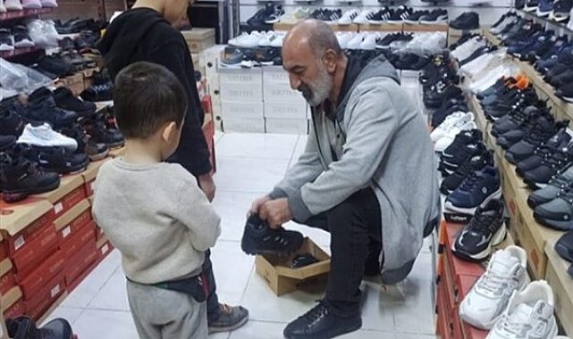 Diyarbakır Fatih Mahallesi Muhtarı Demir, çocuklara kışlık ayakkabı yardımı yaptı