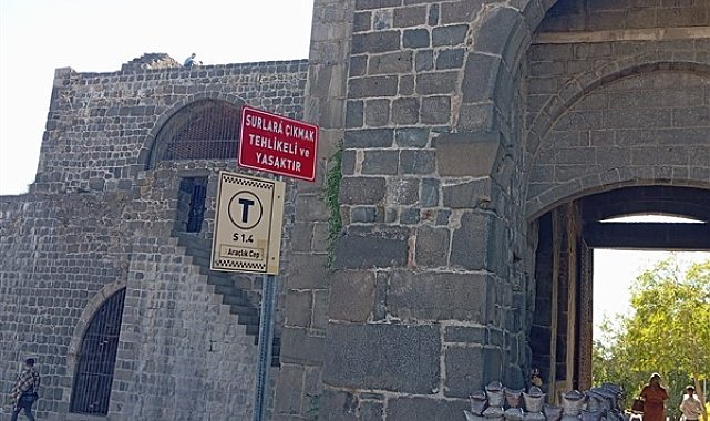 Diyarbakır surlarına uyarı levhalarına rağmen tırmanış sürüyor