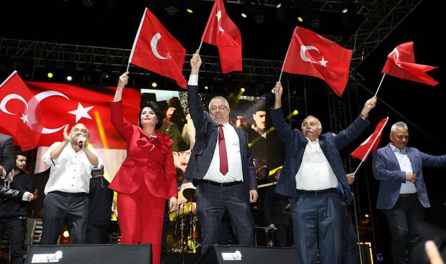 Edremit'te vatandaşlar 29 Ekim'i kutladı