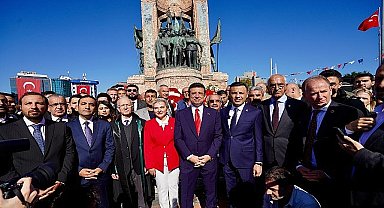 Ekrem İmamoğlu Türkiye Cumhuriyeti'nin 101'inci kuruluş yıldönümü, Taksim Cumhuriyet Anıtı'nda gerçekleştirilen çelenk koyma töreniyle kutlandı