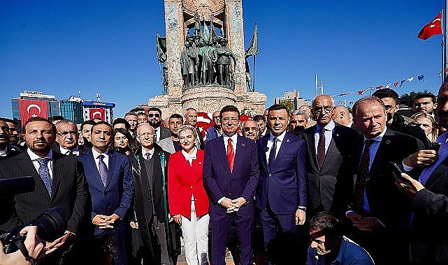 Ekrem İmamoğlu Türkiye Cumhuriyeti'nin 101'inci kuruluş yıldönümü, Taksim Cumhuriyet Anıtı'nda gerçekleştirilen çelenk koyma töreniyle kutlandı