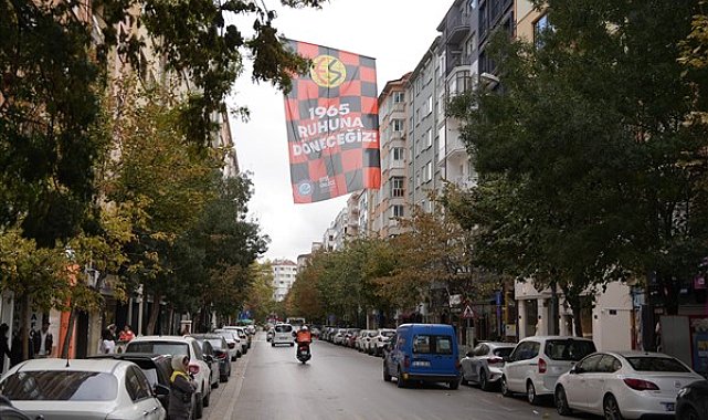 Eskişehirspor maçı öncesi şehirde ana caddelere bayraklar asıldı