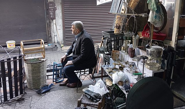 Esnaf Saymaz, el emeği bebek beşiği geleneğini devam ettiriyor