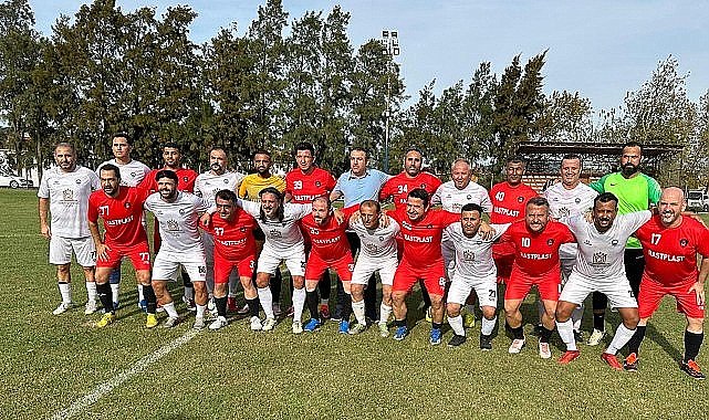 Ezeli dostlar, lige hazırlık maçında karşı karşıya geldi: Foça Masterler 1 - Manisa Masterler 5.
