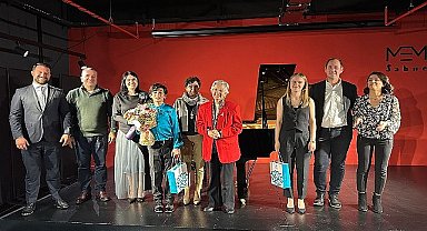 Genç piyanist Ali Keskin yeteneğiyle alkışları topladı 