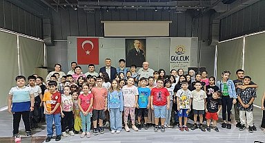 Gölcük Belediye Konservatuarı Çocuk Korosu, Şef Turan Yüksel eşliğinde yeni dönem eğitimlerine Sanat Galeri'nde başladı.