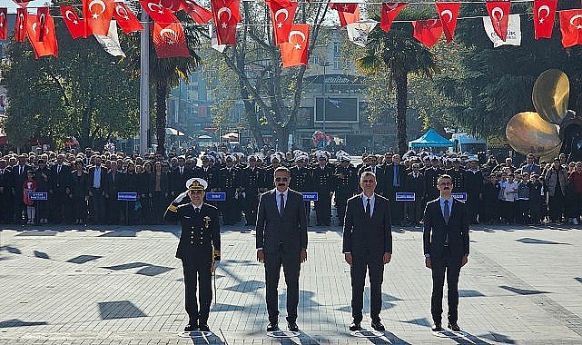 Gölcük'te 29 Ekim Cumhuriyet Bayramı'nın 101. yıldönümü kapsamında Anıtpark'ta Atatürk Anıtı'na çelenk sunma töreni düzenlendi.