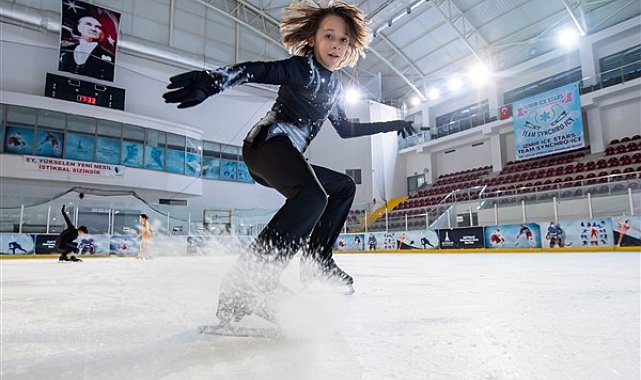 İzmir Büyükşehir Belediyesi Buz Sporları Salonu kapılarını açıyor