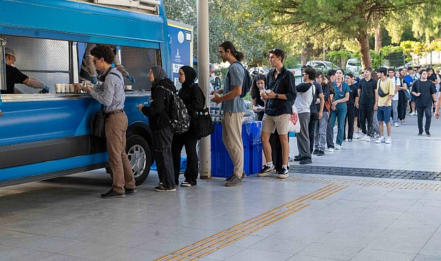 İzmir Büyükşehir Belediyesi üniversitelilere ücretsiz yemek dağıtıyor