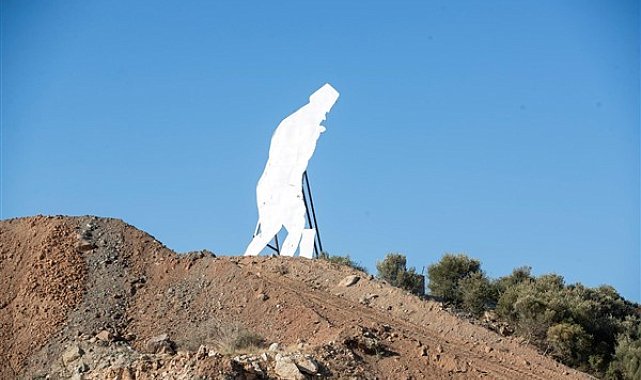 İzmir'de Atatürk’ün Kocatepe’ye tırmanışını simgeleyen pano yenilendi