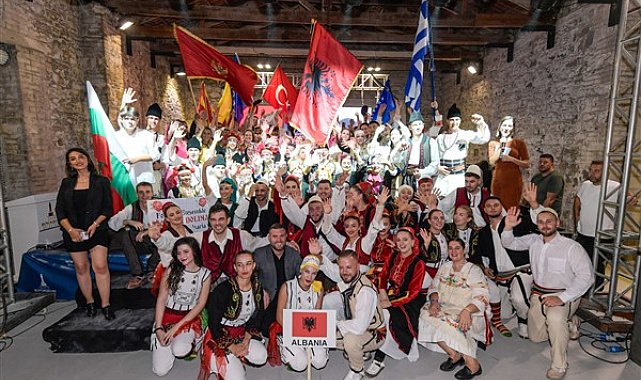 İzmir’de Uluslararası Balkanlılar Halk Dansları Festivali sona erdi