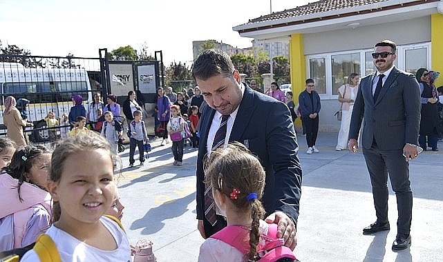 Kahramankazan Belediye Başkanı Selim Çırpanoğlu, 100. Yıl İstiklal İlkokulu'nu ziyaret ederek öğrenci ve öğretmenlerle bir araya geldi.