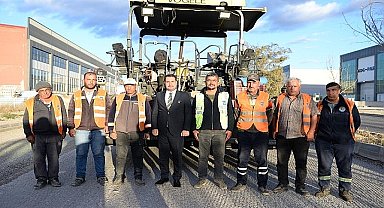 Kahramankazan Belediye Başkanı Selim Çırpanoğlu, Saray Mahallesi'nde yürütülen asfaltlama çalışmalarını yerinde inceledi.