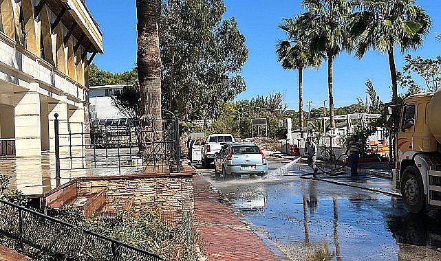 Kemer'de yeşil alanlarda bakım çalışması