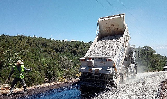 Muğla Büyükşehir Belediyesi 2024 yol programı kapsamında 10 ilçede 184 bin metre yol çalışmasını tamamladı.