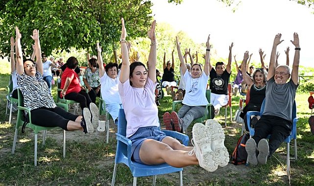 Muratpaşa Belediyesi'nden yaşlılar için yoga etkinliği