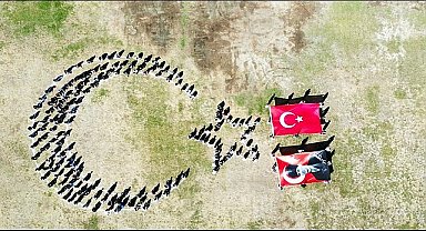 Öğrencilerden Türk bayrağı koreografisi