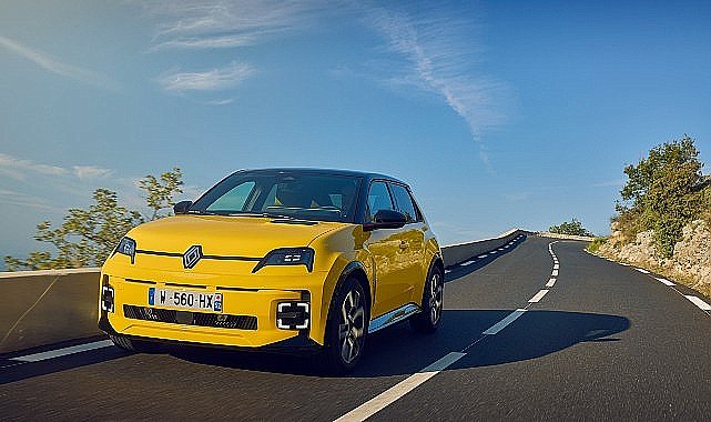 Renault 5 E-Tech %100 elektrikli test sürüşleri Nice'te gerçekleştiriliyor.