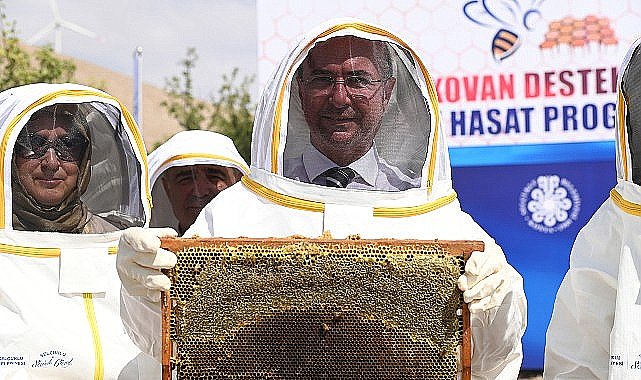 Selçuklu Belediyesi'nin kırsal mahallelerde kalkınmanın ve hayvansal üretimin geliştirilmesi amacıyla hayata geçirdiği '% 50 Hibeli Arılı Kovan Desteği'ne başvurular başladı.