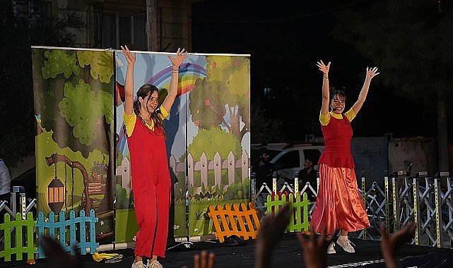 Torbalı Belediyesi'nden çocuklara tiyatro ziyafeti