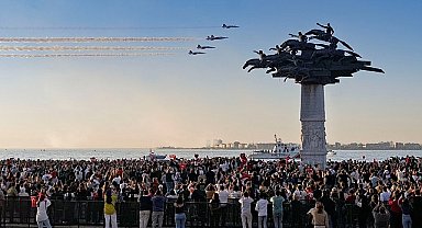 Türk Yıldızları gökyüzünü kırmızı beyaza boyadı