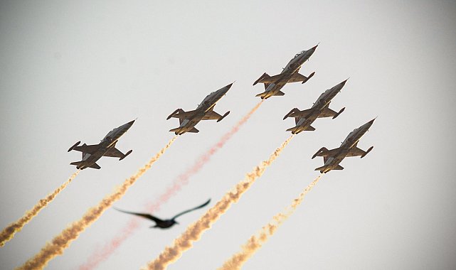 Türk Yıldızları, İzmir'de 29 Ekim provası yaptı