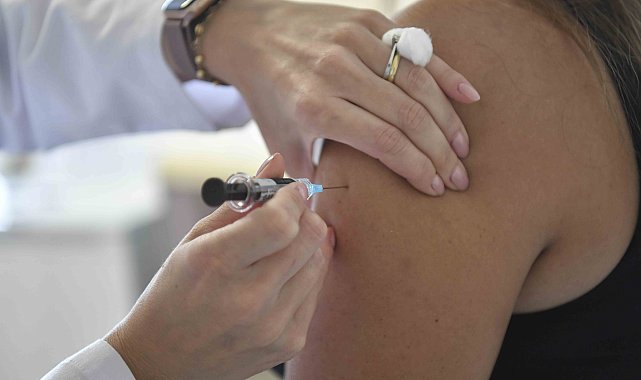 Türkiye'de ilk kez ücretsiz HPV aşısı uygulanmaya başlandı