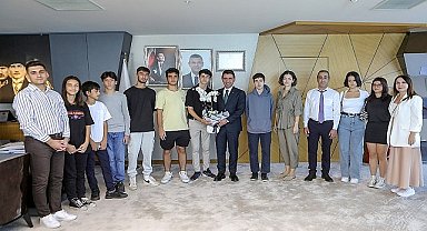 Üniversite ve Liseli gençlerden Başkan Önal'a teşekkür ziyareti
