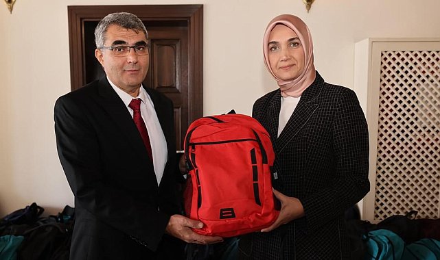 Vali Yiğitbaşı, hayırseverlerin bağışladığı eğitim gereçlerini okullara teslim etti
