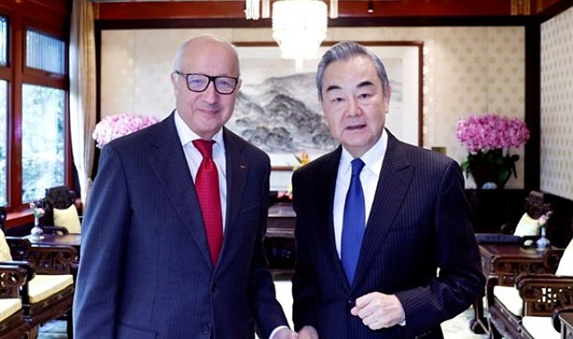Wang Yi, Fransa Anayasa Konseyi Başkanı Fabius'la görüştü