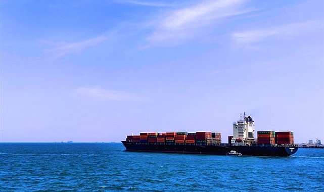 Ahırkapı önlerinde arızalanan tanker, Küçükçekmece’ye demirletildi
