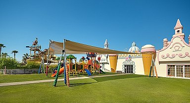 Akdeniz'in Kucağında Hayallerinizdeki Ara Tatil: Titanic Hotels'de Sınırsız Eğlence ve Huzur