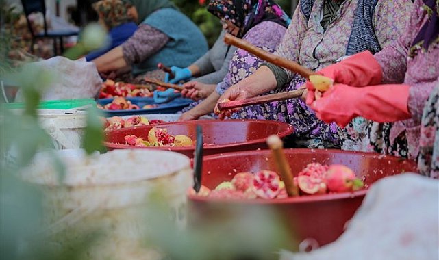 Aliağa’nın Çıtak Mahallesi’nde nar ekşisi yapımına başlandı